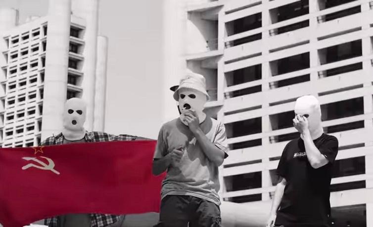 groupe de trois hommes encagoulés musique P38