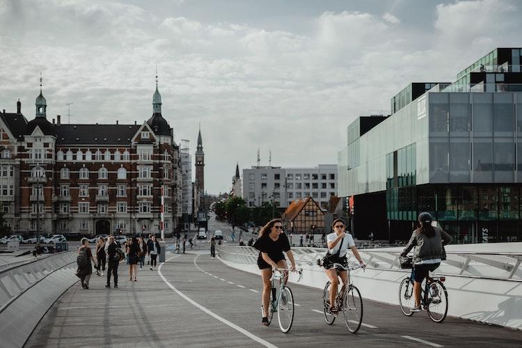 Un pont à vélo à Copenhague, la ville a investi dans des infrastrures dédiées