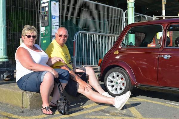 Un couple d'anglais à côté de sa voiture