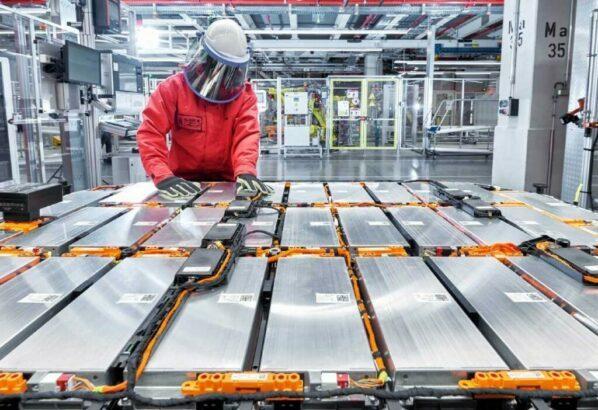 un ouvrier devant une chaine de batterie electrique