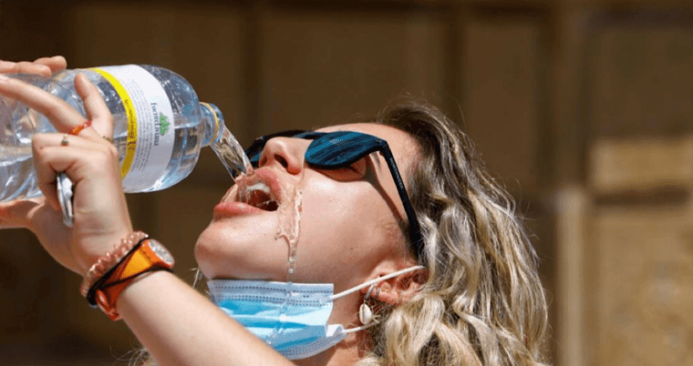 Femme buvant car forte chaleur