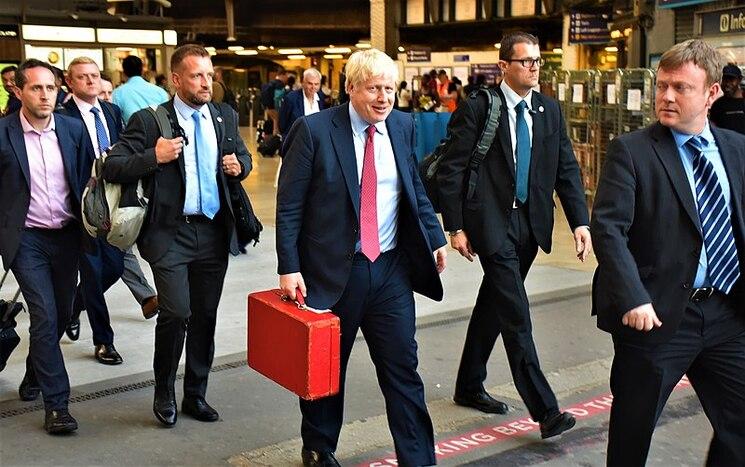 Boris Johnson une valise à la main