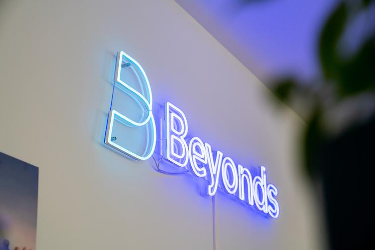 Logo Beyonds led sur mur