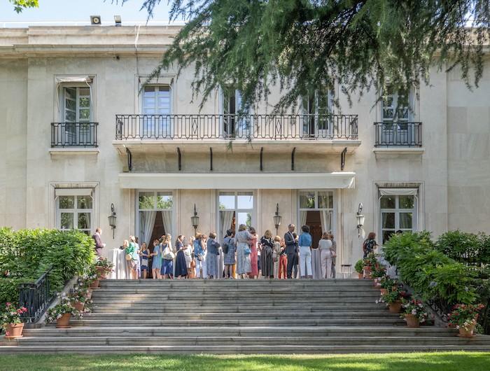 des gens discutent dans les jardins de la résidence de france