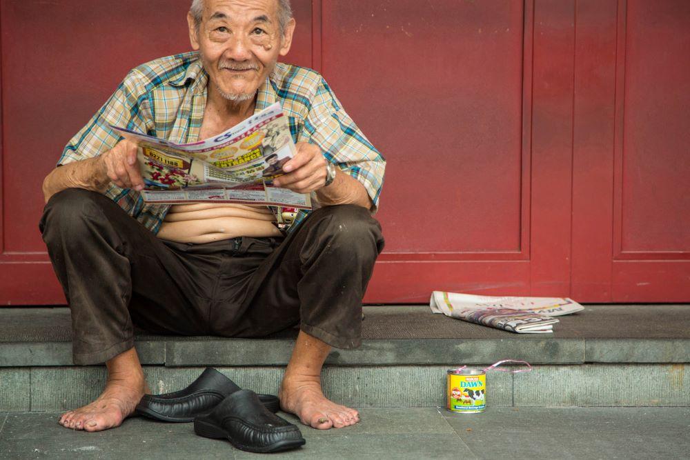 chinois accroupi devant un temple