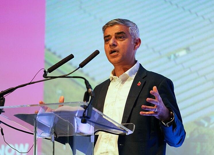 Sadiq Khan devant des micros