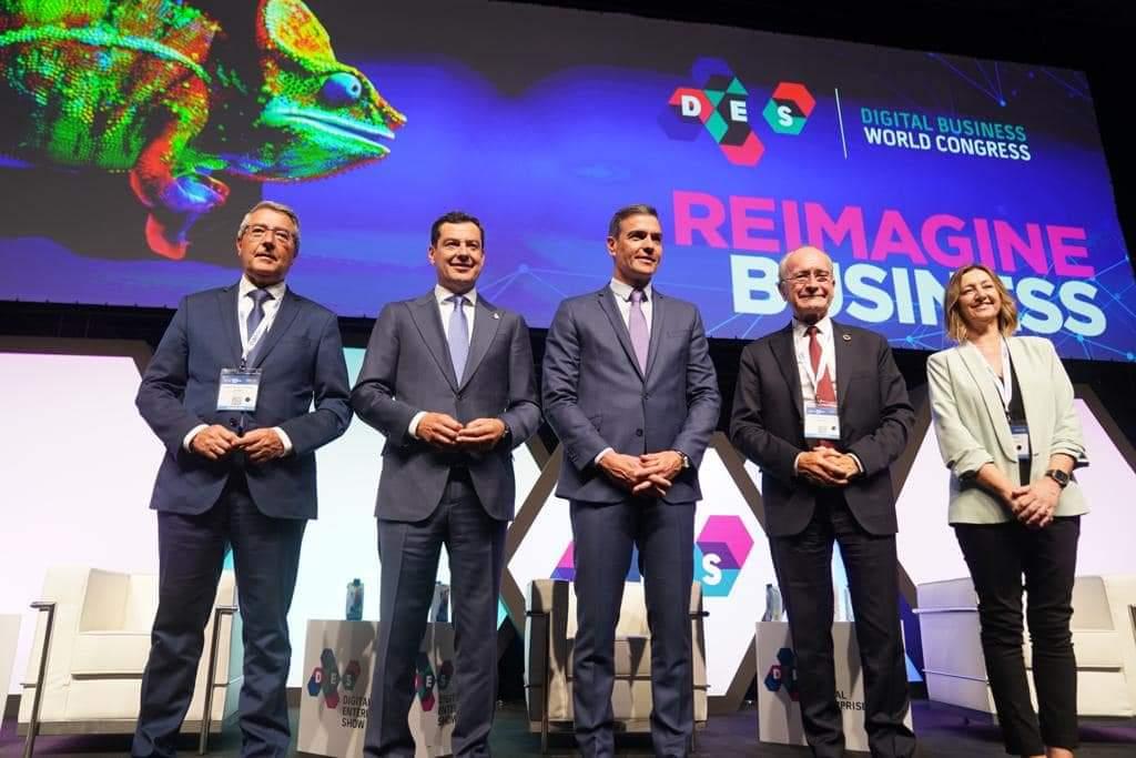 Pedro Sanchez pose lors du DES a Malaga