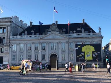 La façade de l'ambassade de France à Copenhague décorée du maillot jaune du Tour de France