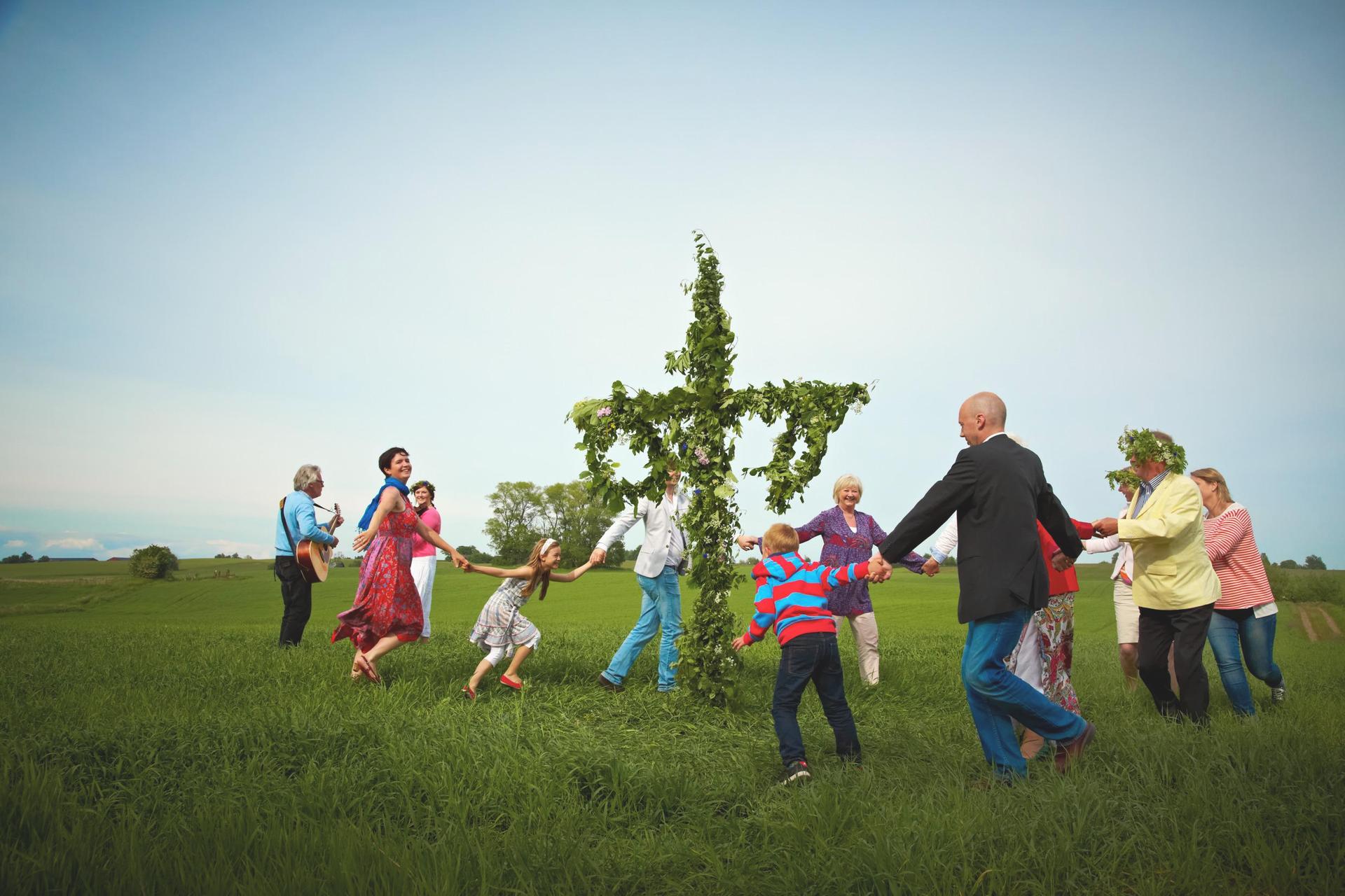 personnes qui dansent autour du pôle