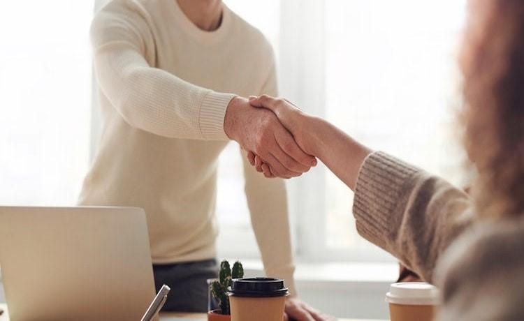 deux personnes se serrent la main