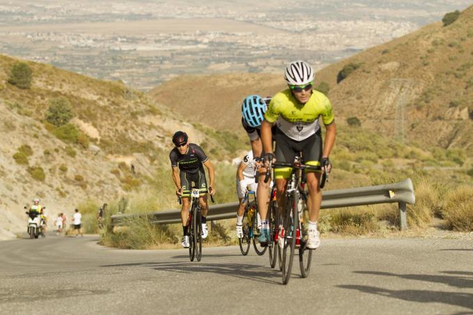 Des cyclistes s'entrainent à sierra nevada