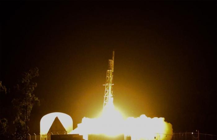 Une fusée s'envole de l'ouback australien pendant la nuit
