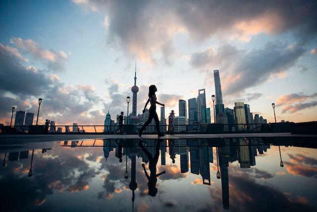 une femme marche devant lujiazui a shanghai