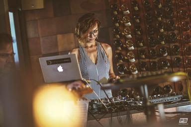 jasmine li en train de mixer pour un dj set