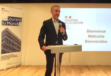 Jose Luis Perez Pont en train de parler au seminaire "Courants du monde" du ministere de la Culture a Paris