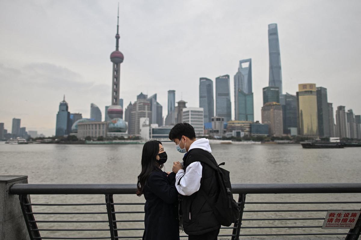 un couple devant lujiazui shanghai