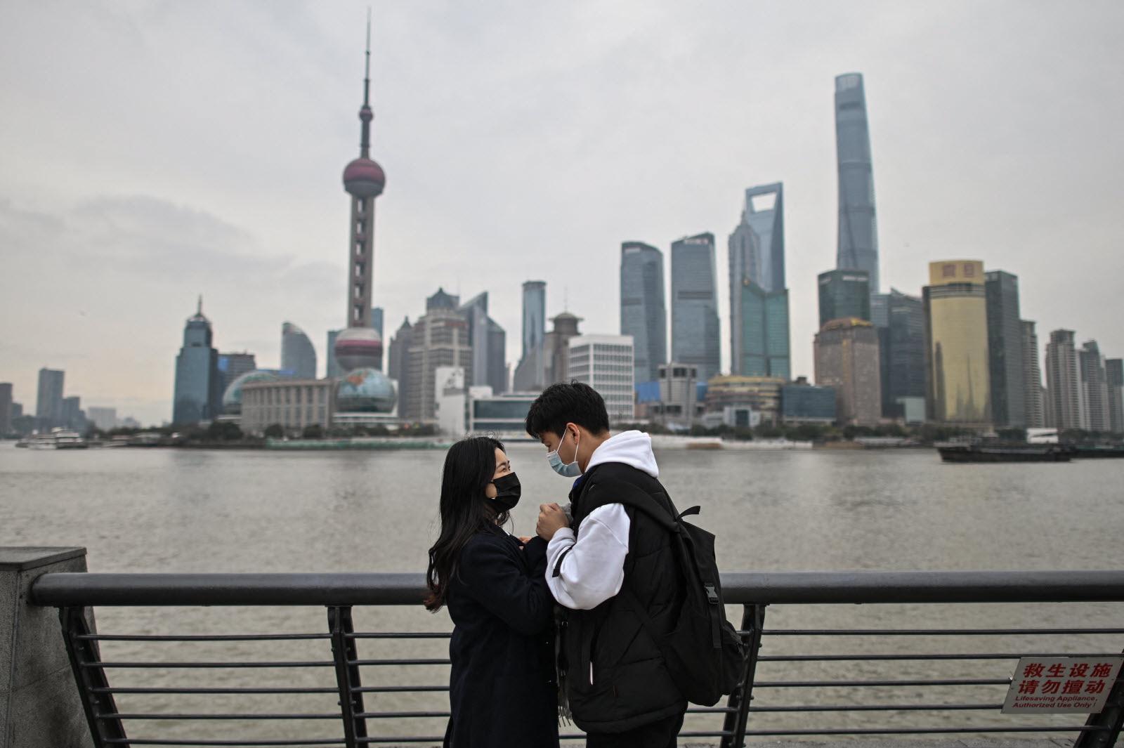 un couple devant lujiazui shanghai