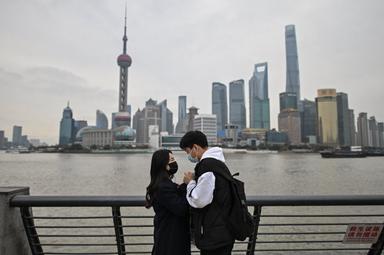 un couple devant lujiazui shanghai