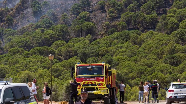 Les pompiers luttent contre Incendie Sierra de Mijas
