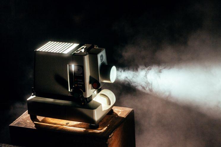 Image d'un projecteur diffusant un film dans un cinéma en plain air