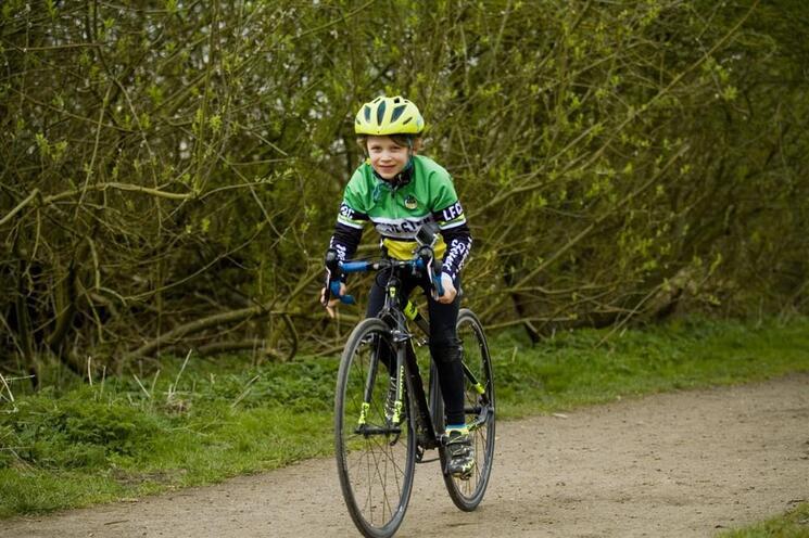 En hommage à son père décédé, un garçon de sept ans va pédaler de Londres à Paris