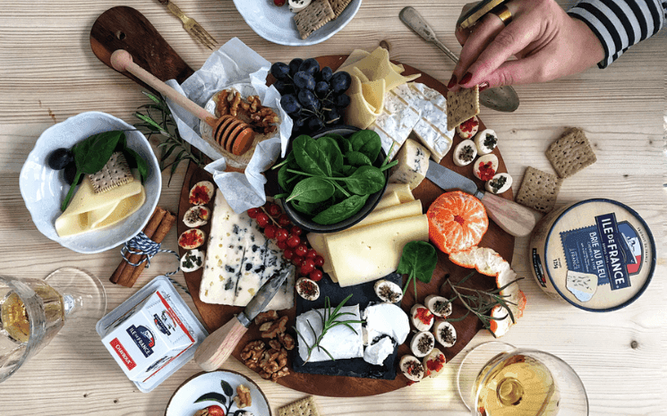 Assortiment de fromage ile de France sur une table