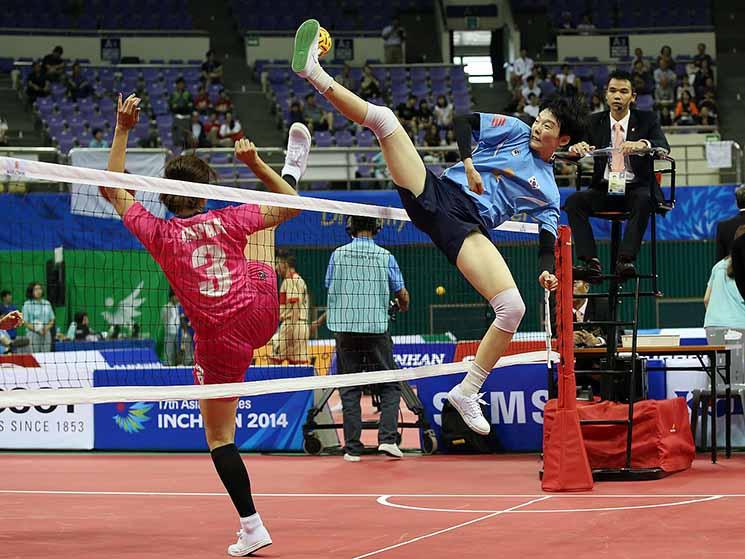 Kim I-seul de la Corée du Sud et Chiharu Yano du Japon pendant le match Japon contre Corée du Sud au tour préliminaire de l'épreuve de double sepak takraw féminin aux Jeux asiatiques 2014 à Incheon.
