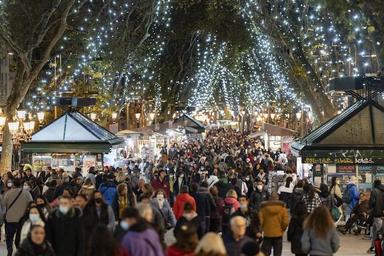 Las ramblas de barcelone avec lumières de Noel