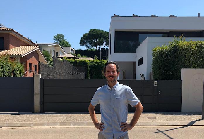 Matthieu Filiol devant une maison construite par Hormipresa