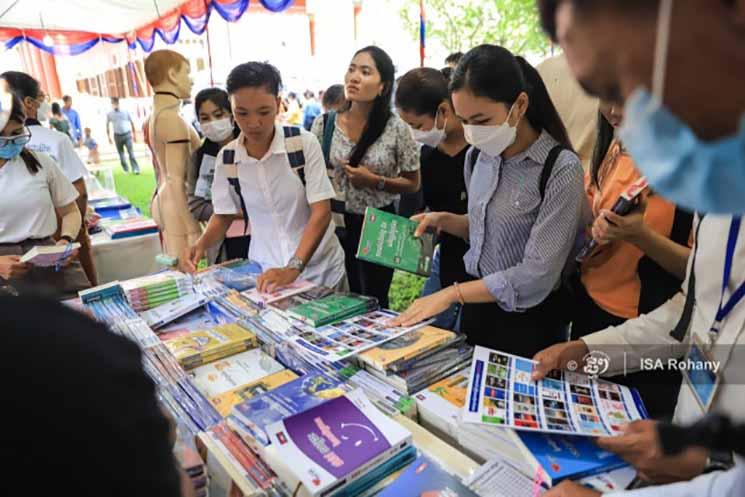 The Mini Book Fair in Siem Reap province Isa Rohany2