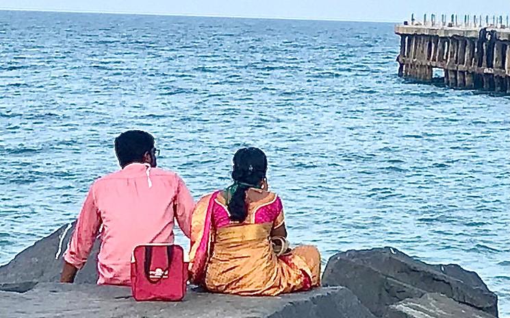 couple indien sur le bord de mer de pondichéry