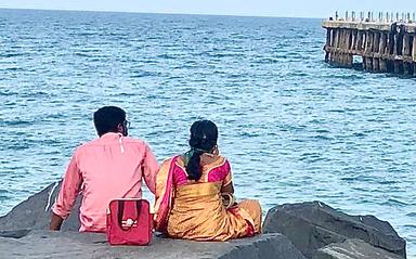 couple indien sur le bord de mer de pondichéry