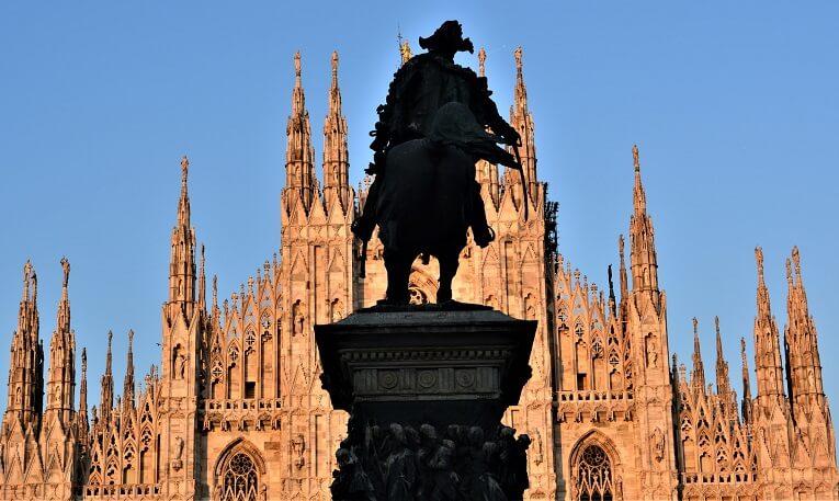 duomo de milan éclairé par le soleil