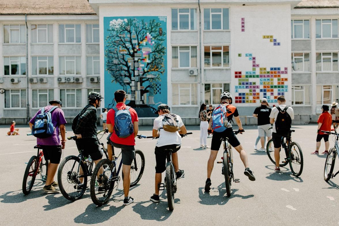 festival international du street art à Sibiu, des personnes s'y réunissent à vélo