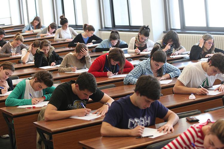 Des élèves en train d'écrire sur leurs cahiers dans une université espagnole