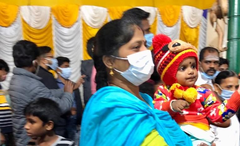 une Indienne portant un masque