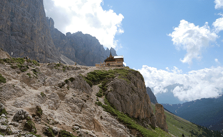 refuge en haut d'une montagne
