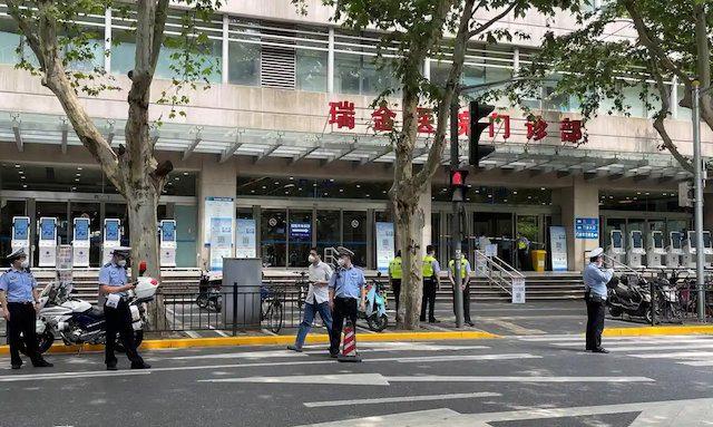 la police devant le ruilin hopital shanghai apres l'attaque au couteau
