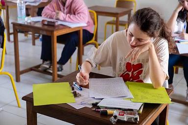 une lycéenne passe le bac