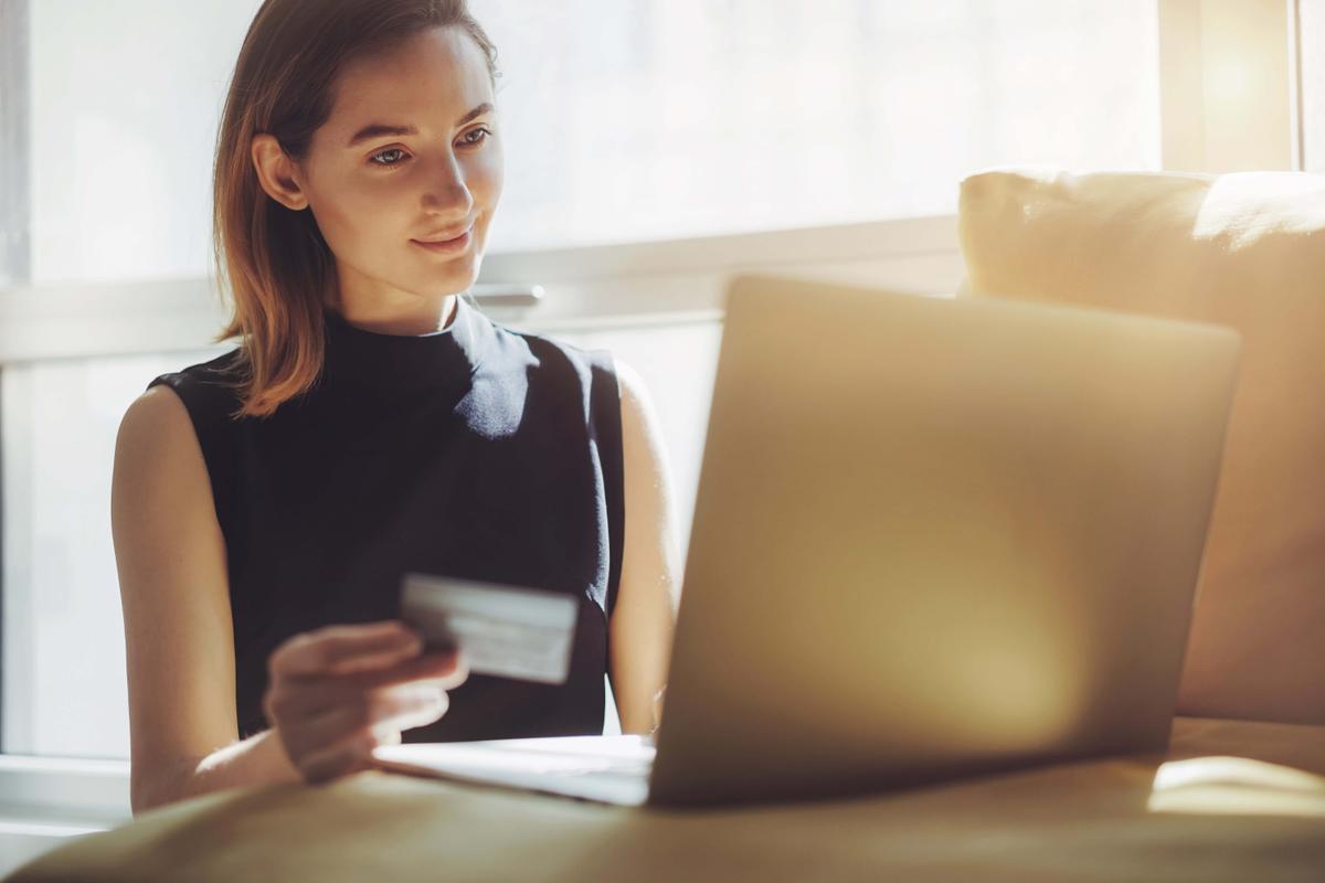 sogexia.com, femme devant son écran d'ordinateur