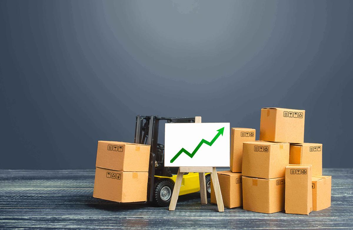 Carton de déménagement avec une pancarte avec une flèche montante verte