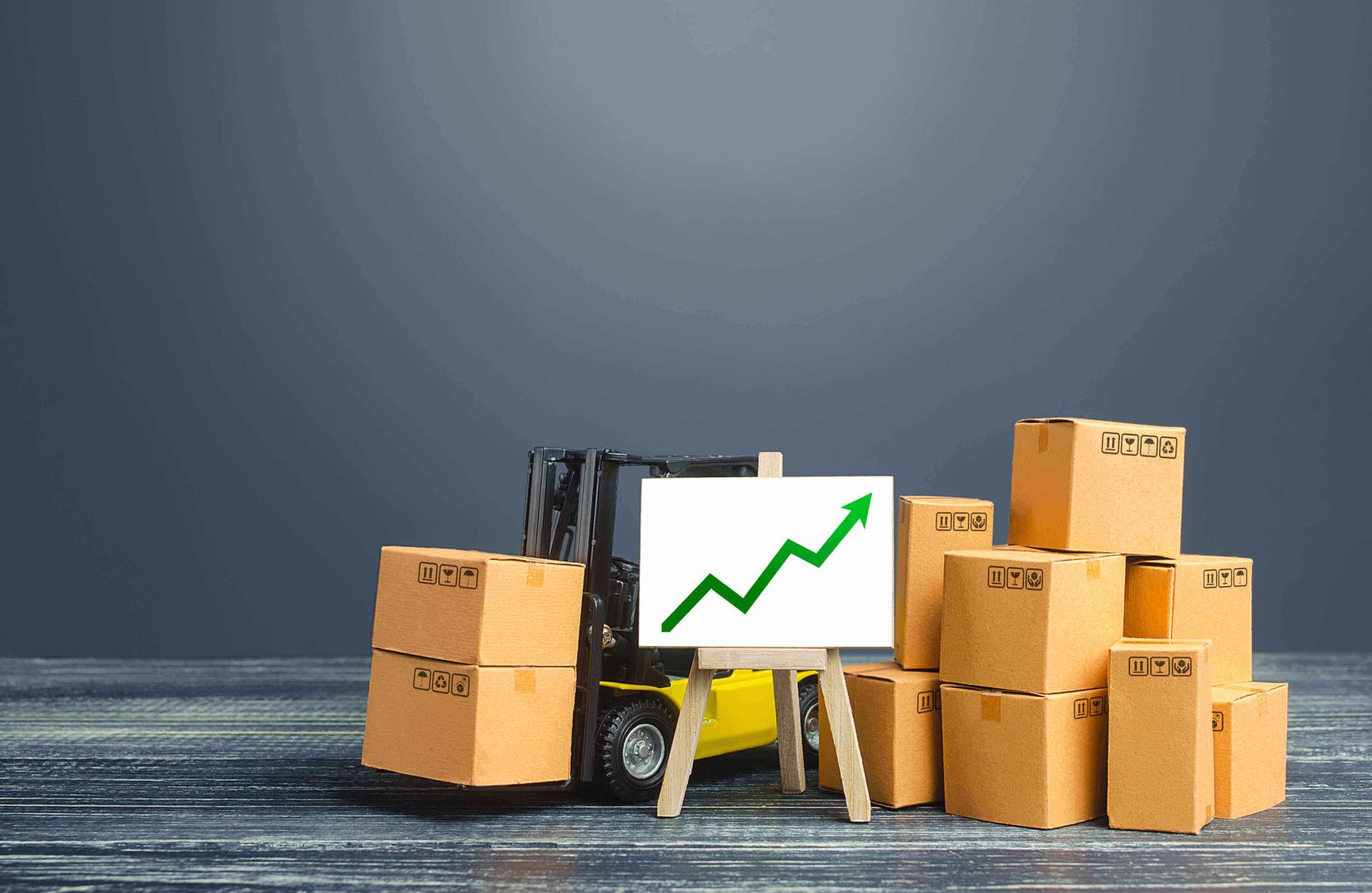 Carton de déménagement avec une pancarte avec une flèche montante verte