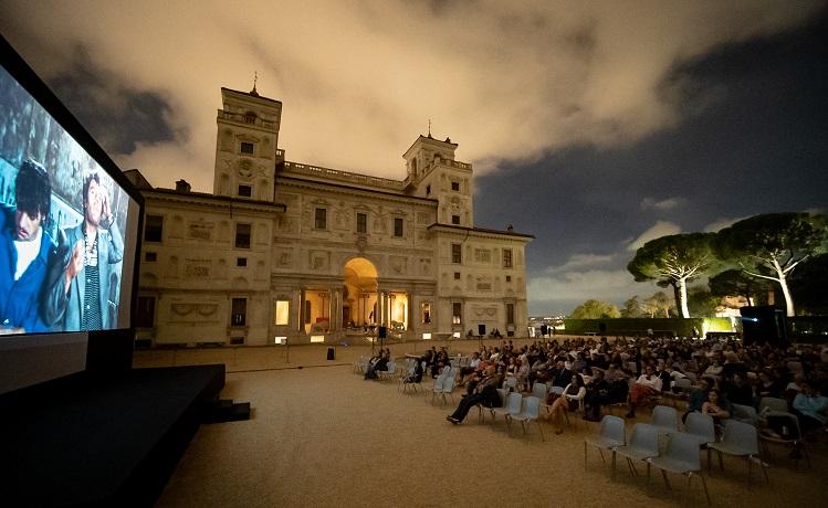 Projection de film en plein air durant le FESTIVAL Du FILM de la VILLA MEDICI