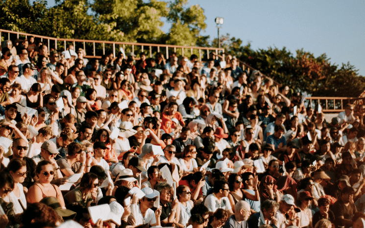 Une foule de touristes dans une destination à éviter