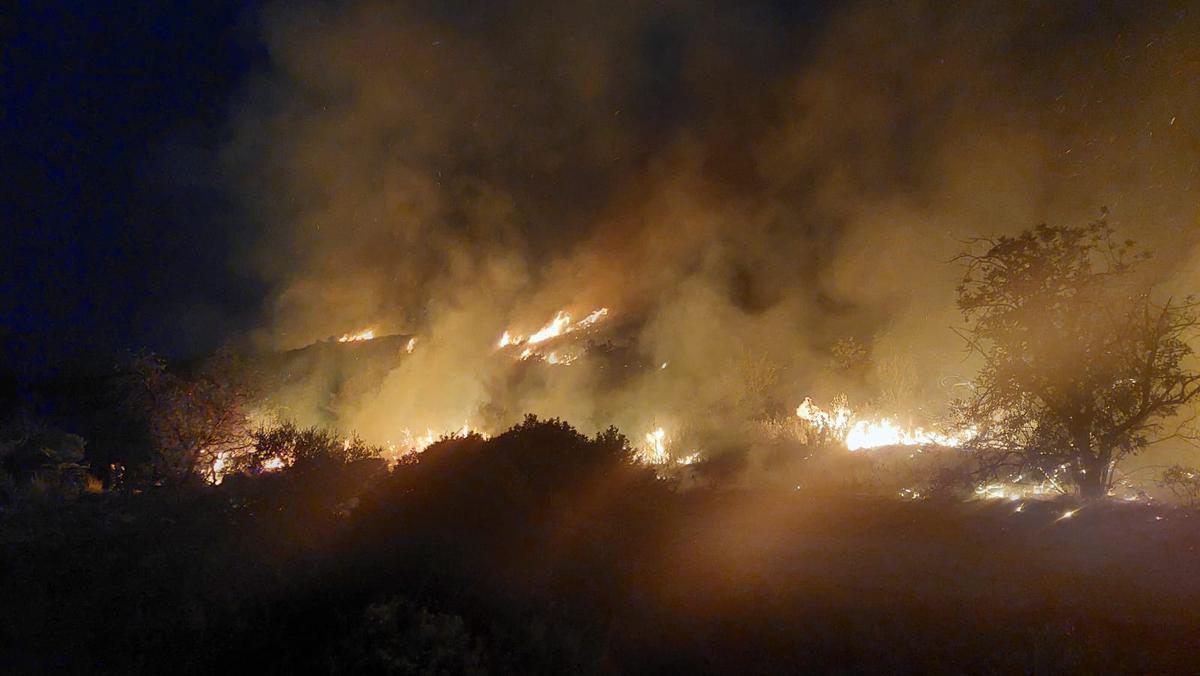 un incendie de foret avec de la fumee a Bejís et Vall d’Ebo