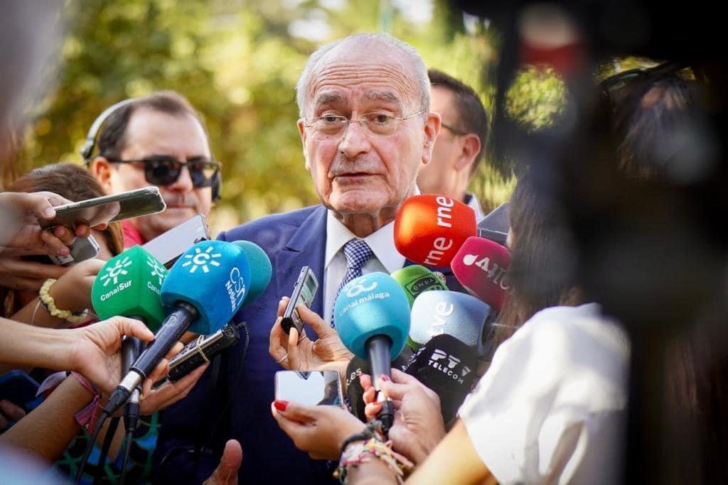 Paco De La Torre, maire Malaga, répond aux journalistes