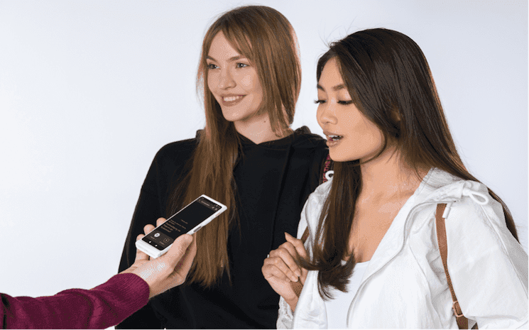 2 filles apprenant une langue sur le téléphone