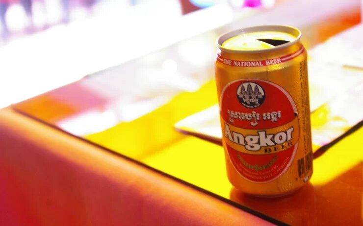 Une canette de bière est posée sur une table dans un bar au Cambodge