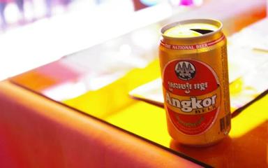 Une canette de bière est posée sur une table dans un bar au Cambodge
