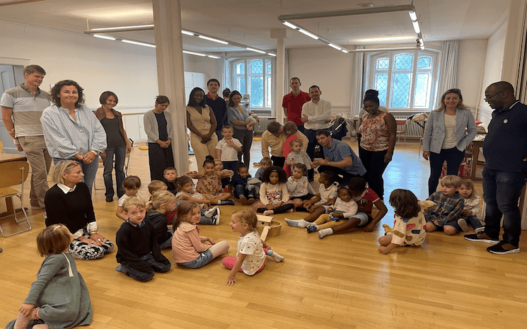 Plusieurs personnes dans l'église française zurichoise